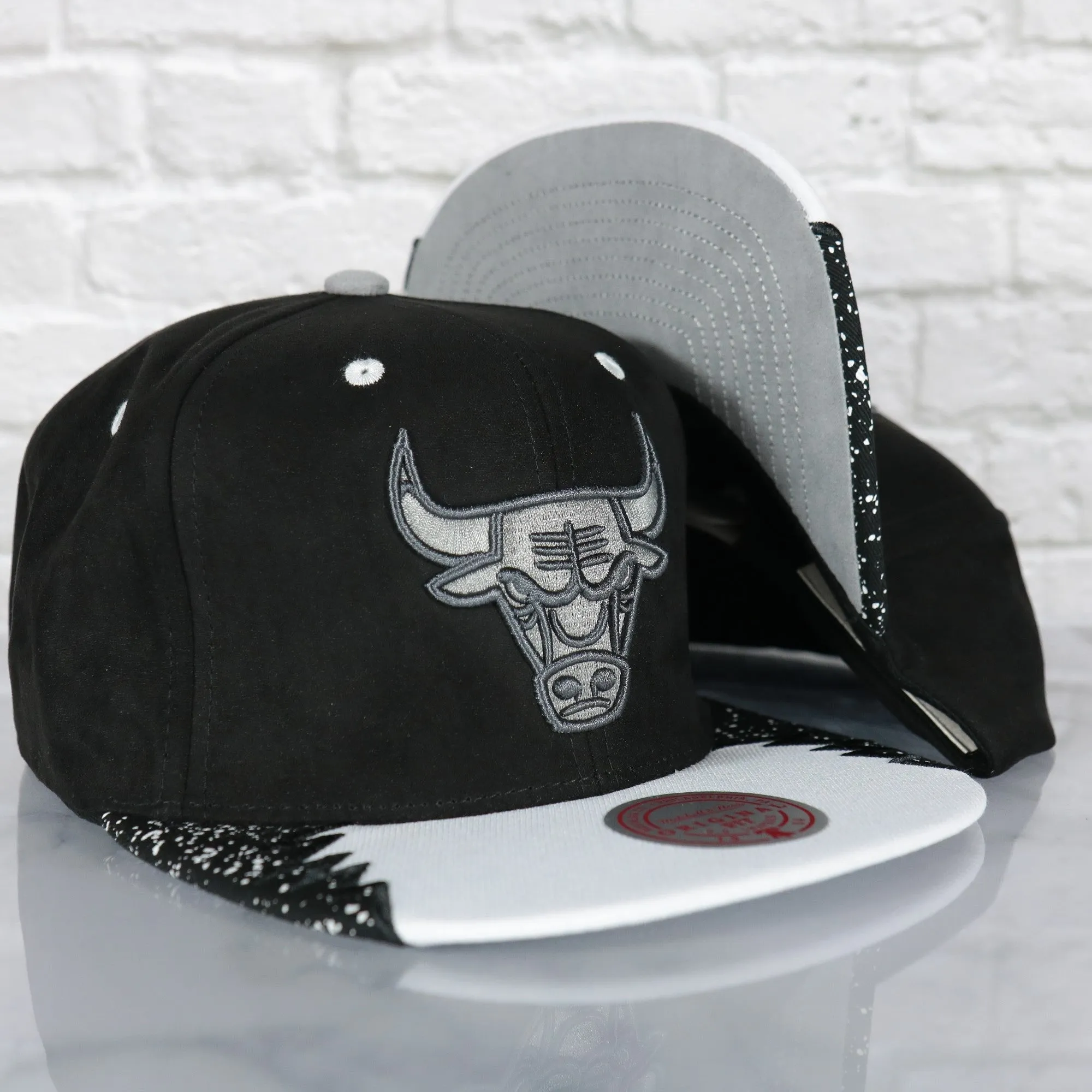 Chicago Bulls Day 5 Sneaker Hookup Grey bottom Two-Tone | Black/White Snapback Hat